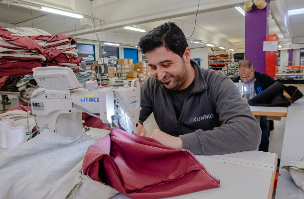 In ons textielatelier werken we met stoffen en doen we aan patching van bv. bedrijfskledij