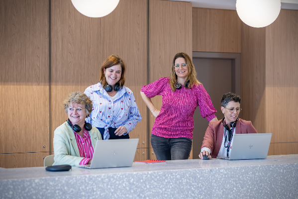 Onze onthaalmedewerkers verwelkomen jou met een glimlach in ons gemeentehuis